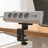 DeskDock stekkerdooshouder close-up op bureau