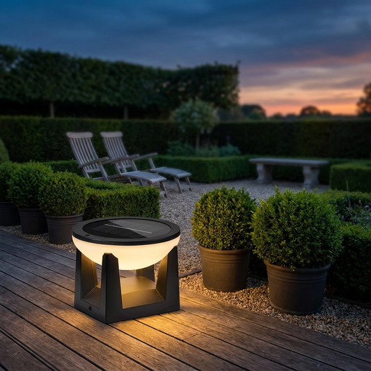LumiStone designlamp op zonne-energie in Nederlandse tuin bij schemer