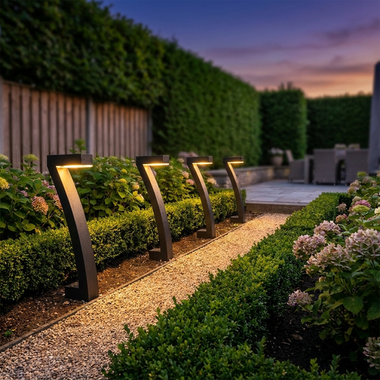 LumiPath solar tuinlampen langs pad in Nederlandse tuin bij schemer