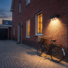 GlowGuard solar wandlamp bij oprit van Nederlands huis