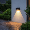 GlowGuard lichtbundel op terraswand in de avondschemer